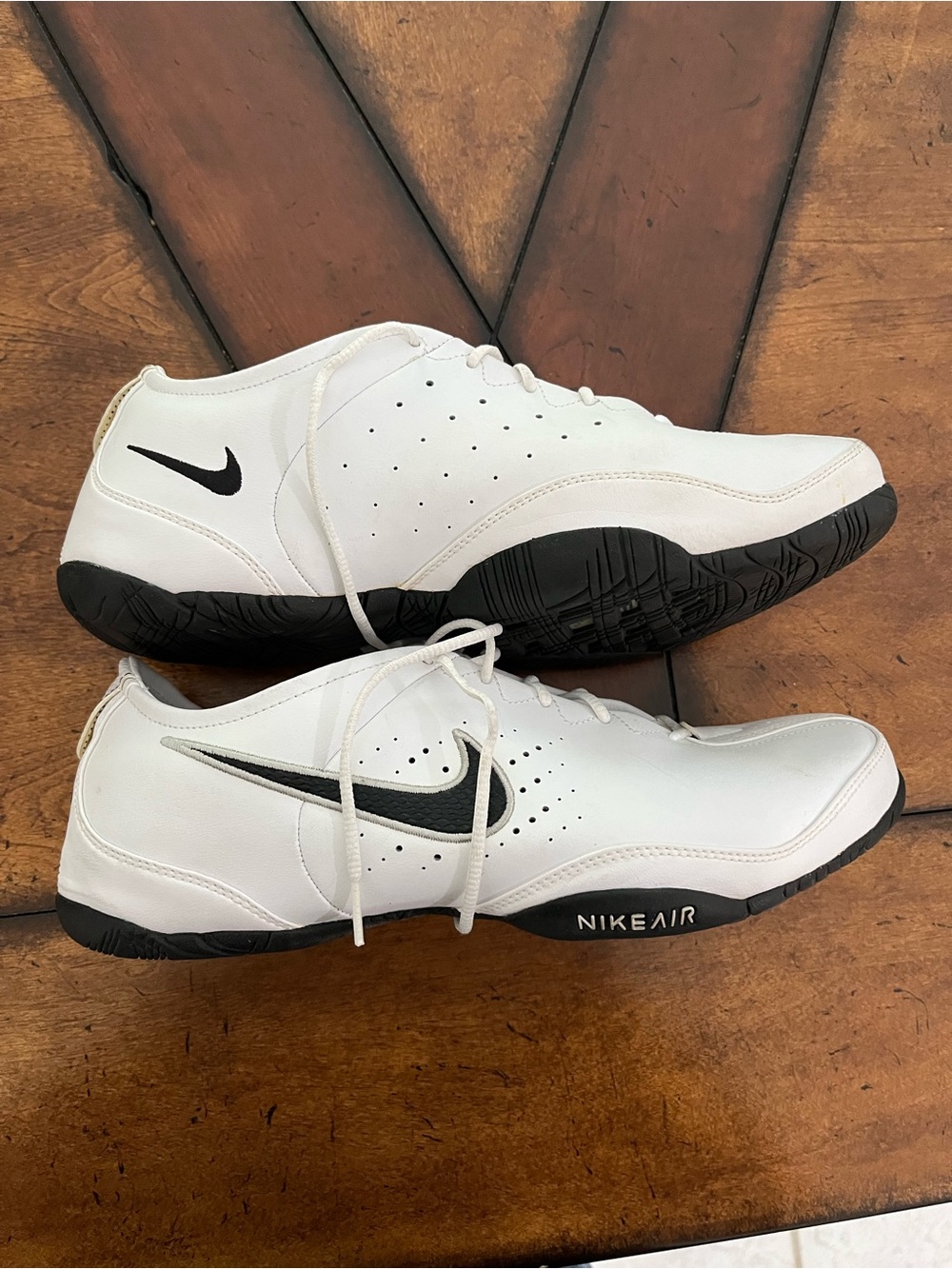 Nike Men’s White and Black Low-Top Air Training Sneakers